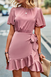 Robe à volants, col rond et manches flottantes